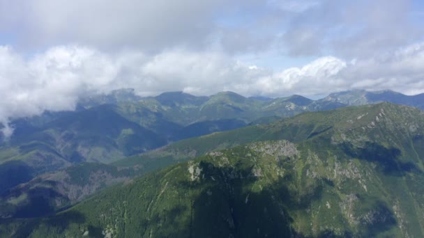 Vue Panoramique Ombres Nuageuses Sur Les Sommets Verdoyants Des Montagnes — Video