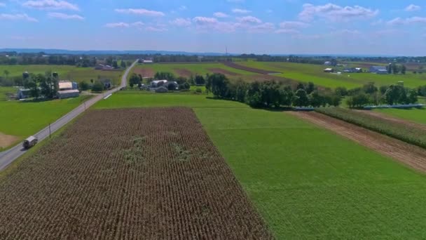 Een Luchtfoto Van Landelijk Amerika Van Amish Farmlands Fields Needing — Stockvideo