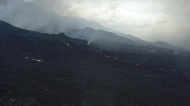 Dron Acercándose Los Arroyos Lava Desde Volcán Cumbre Vieja — Vídeos de Stock