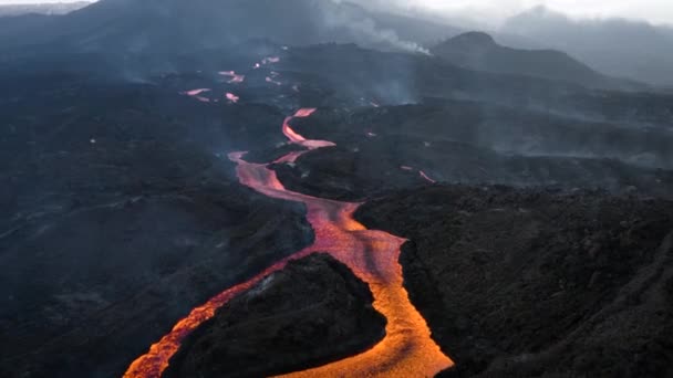 Dron Acercándose Los Arroyos Lava Cumbre Vieja Volando Sobre Ellos — Vídeos de Stock