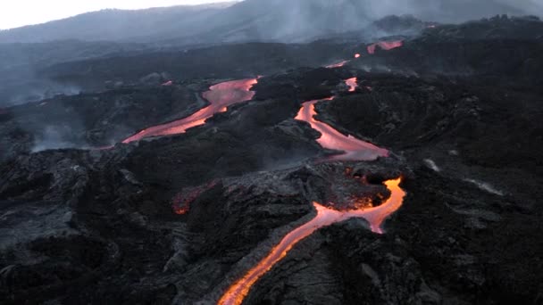 Dron Volando Muy Cerca Los Arroyos Lava Del Volcán Cumbre — Vídeos de Stock