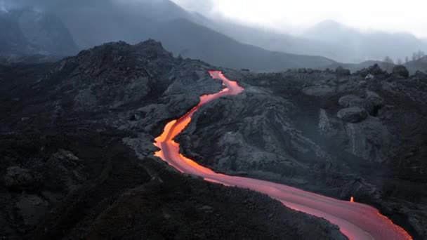 Drone Che Vola Vicino Corsi Acqua Del Vulcano Cumbre Vieja — Video Stock