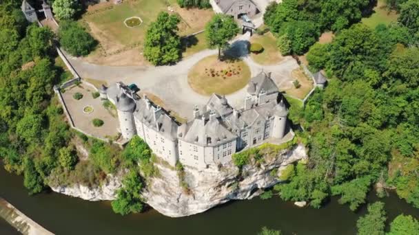 翻修了悬崖顶上的城堡 还有流淌的河水 — 图库视频影像