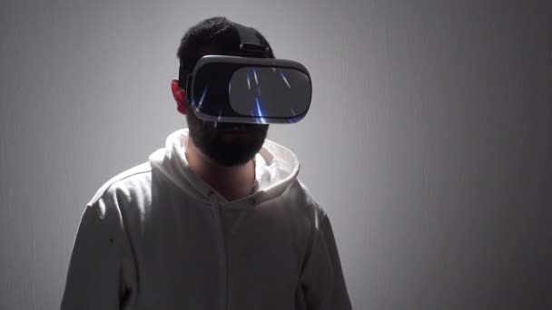 Metavers Concept Van Virtual Reality Jonge Man Met Virtual Reality — Stockvideo