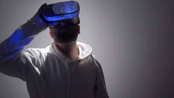 Έννοια Της Εικονικής Πραγματικότητας Νεαρός Άνδρας Που Κρατά Γυαλιά Εικονικής — Αρχείο Βίντεο