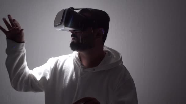 Concepto Metaverso Realidad Virtual Joven Con Gafas Realidad Virtual Con — Vídeos de Stock