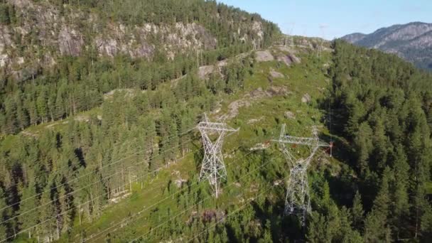 高压电力电缆和桅杆 来自挪威水力发电厂的电力分配 来自Hallingdal高地的晴天飞机 — 图库视频影像