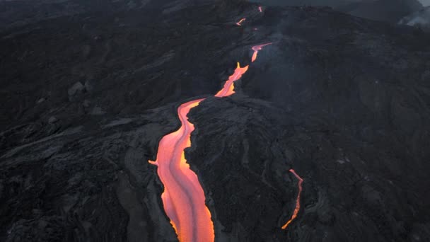 Dron Volando Hacia Atrás Revelando Una Enorme Corriente Lava Desde — Vídeos de Stock