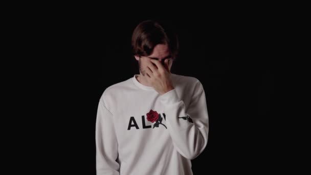 Trendiger Junger Mann Weint Traurig Unglückliche Geste Breiter Schwarzer Hintergrund — Stockvideo