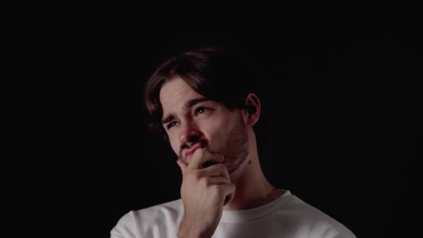 Modayı Takip Eden Genç Adam Jest Yapıyor Çene Okşuyor Yakın — Stok video