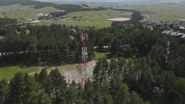 Luftaufnahme Des Kommunikationsturms Auf Einem Hügel Über Dem Kinderspielplatz Der — Stockvideo