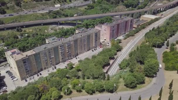 ポルトガルのリスボンにある貧しい近所のCasal Ventosoの政府住宅プロジェクト 空中ドローン撮影 — ストック動画