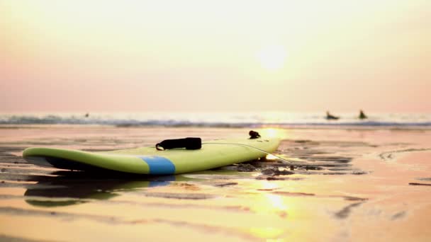 Scenery Yellow Surfboard Beautiful Beach Узбережжі Франції — стокове відео