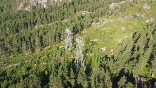 接近挪威山区的巨大高压电路 可再生能源电力的分配和出口 从空中到近距离 — 图库视频影像