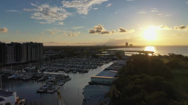Ηλιοβασίλεμα Κοντά Στη Μαρίνα Της Νέας Ορλεάνης — Αρχείο Βίντεο