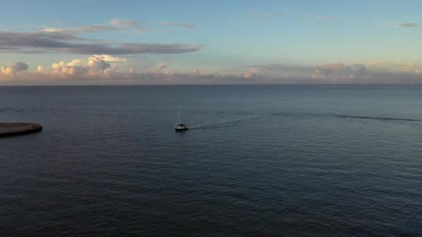 Yelkenli Gün Batımında Marinaya Dönüyor — Stok video