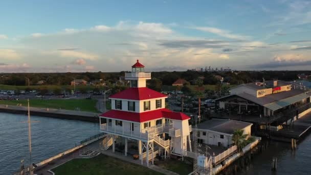 Farol Beira Lago Com Cidade Nova Orleães Segundo Plano — Vídeo de Stock