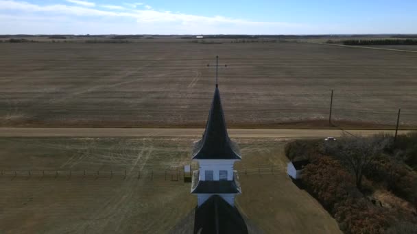 Zacofany Latający Dron Odsłaniający Odosobniony Stary Kościół Kanadyjskiej Wsi Zdjęć — Wideo stockowe