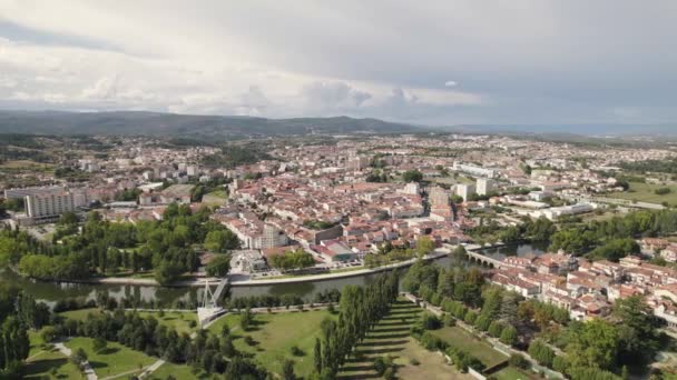 ポルトガルのチャベス市とタメガ川 空中旋回 — ストック動画