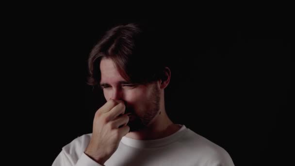 Trendy Mladý Muž Zakrývá Nos Zápachu Čichání Gesto Zavřít Černé — Stock video