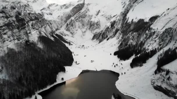 瑞士阿彭策尔市塞雷普斯湖上空的空中飞越 冬季的景色充满了雪 俯瞰着阿尔卑斯泰因的悬崖和山峰 — 图库视频影像