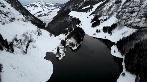 瑞士阿彭策尔市塞雷普斯湖上空的空中飞越 一个平底锅的运动揭示了冬季的雪景和悬崖 — 图库视频影像