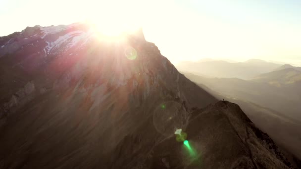 在瑞士阿彭策尔的Schafler山脊上空盘旋 前移将落日的最后光芒隐藏在悬崖和山峰后面 — 图库视频影像