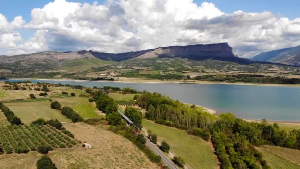 Aérea Viejo Tren Diesel Que Viaja Por Lago — Vídeo de stock