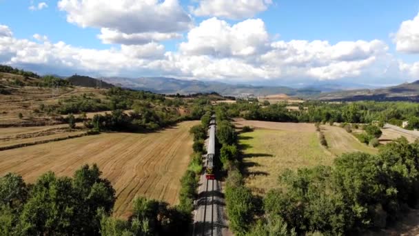 Luchtfoto Oude Diesel Trein Reist Langs Velden Onder Zomer Blauwe — Stockvideo