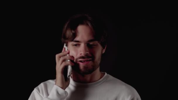 Trendy Young Man Eccitato Smart Phone Gesti Allegri Vicino Sfondo — Video Stock