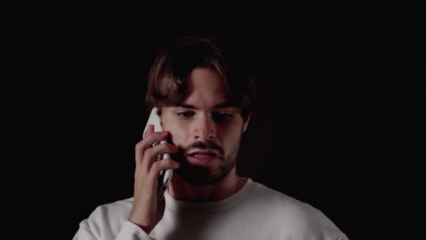 Trendy Young Man Eccitato Telefono Gesti Allegri Vicino Sfondo Nero — Video Stock