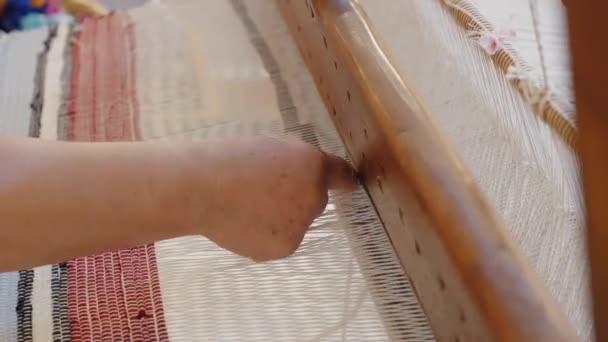 Gros Plan Une Femme Utilisant Métier Tisser Traditionnel Pour Tisser — Video