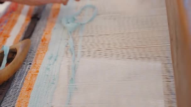 一位老太太在传统织布机上织造的特写 — 图库视频影像