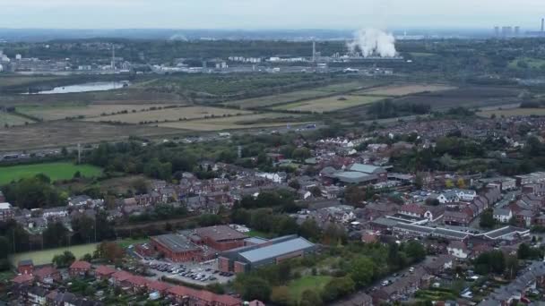 高速道路や発電所の空中ビューを見下ろす英語産業都市景観上昇 — ストック動画