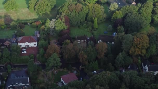 Gözlerden Uzak Yemyeşil Ağaçlarda Cheshire Zengin Gayrimenkulleri Havadan Görünüyor — Stok video
