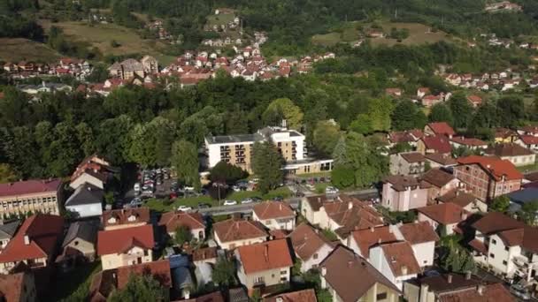 Ivanjica Town Sérvia Vista Aérea Edifícios Paisagem Verde Dia Ensolarado — Vídeo de Stock