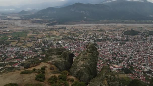 メテオラ ギリシャ 空中ビュー 急な崖や修道院の下のカラマカ町 ドローンのショットを明らかにする — ストック動画