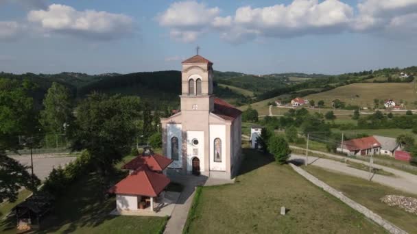 塞尔维亚Mackat村 神圣先知Elijah东正教教堂 阳光明媚的日子里 无人机鸟瞰地标和绿色风景 — 图库视频影像