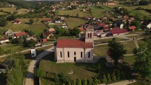 Vista Aérea Iglesia Ortodoxa Cima Colina Pintoresco Paisaje Pueblo Mackat — Vídeos de Stock