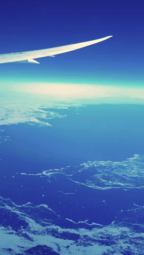 垂直视频 飞机飞越北大西洋和格陵兰岛海岸 乘客窗Pov — 图库视频影像