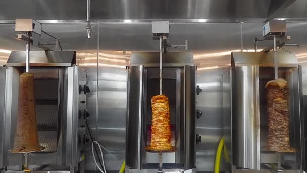 Loop4 5混合烧烤三头直立式烤面包机 由左到右牛排 腌制鸡肉沙瓦玛 薄片调味牛肉沙瓦玛蒸锅 堆放在一个直立的不锈钢烤炉上 — 图库视频影像