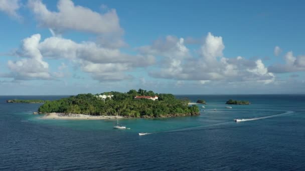 Лодки Бирюзовых Водах Острова Кайо Левантадо Доминиканской Республике Воздушный Беспилотник — стоковое видео