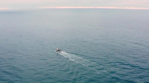 Fiske Båt Flygfoto Drone Sunset Vintern Små Fartyg Flyter Havsytan — Stockvideo
