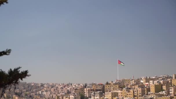 星期日在约旦安曼山坡住宅区上方山顶上飘扬的约旦国旗 — 图库视频影像