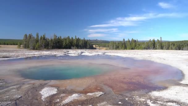 Yellowstone Národní Park Hot Springs Bazén Tyrkysovou Hydrotermální Vodou Párou — Stock video