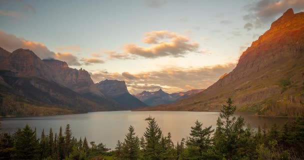 Lasso Tempo Cinematografico Della Natura Celeste Nuvole Dorate Sopra Cime — Video Stock