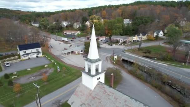 United Methodist Church Landmark Sunapee New Hampshire Usa 道路及五彩缤纷的秋天民居的空中景观 — 图库视频影像
