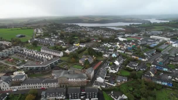 アイルランドのキンセール 住宅街の上を飛ぶ ブランドン川の霧と行の家 ドローンショット — ストック動画