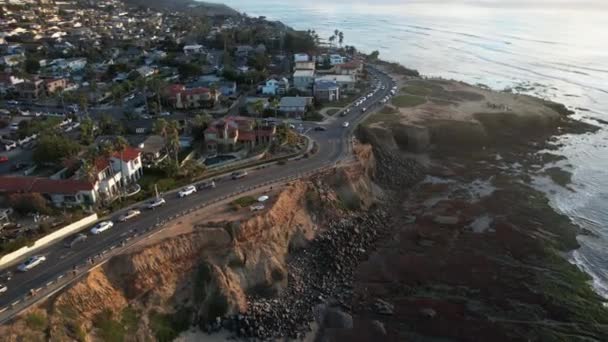 Luftaufnahme Des Verkehrs Auf Dem Küstenboulevard Sunset Cliffs San Diego — Stockvideo