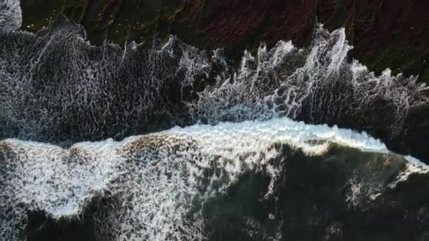 Top Aerial View Stilla Oceanen Vågor Bryta Stranden Vid Golden — Stockvideo